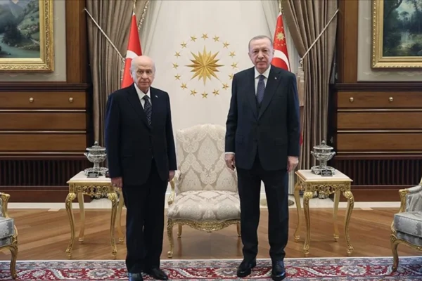 Bahçeli geleneği bozmadı: Erdoğan’ı yine kapıda ka... Bahçeli geleneği bozmadı: Erdoğan’ı yine kapıda ka...