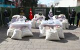 İzmir’de zehir baskını: Yüz binlerce hap ele... İzmir’de zehir baskını: Yüz binlerce hap ele...