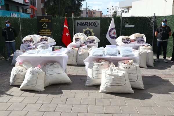 İzmir’de zehir baskını: Yüz binlerce hap ele... İzmir’de zehir baskını: Yüz binlerce hap ele...