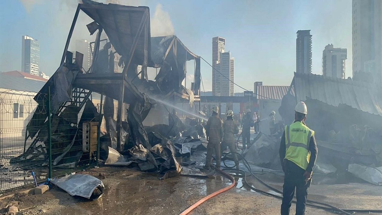 İzmir’in göbeğinde yangın paniği… Şantiye küle döndü!